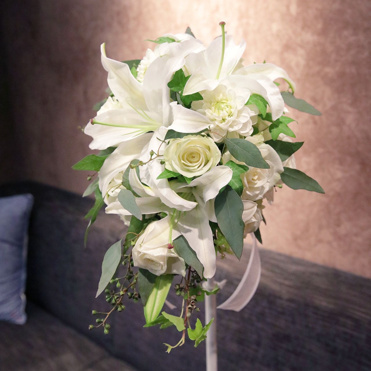 贅沢なユリのティアドロップブーケ | 花の宅配便 贅沢なユリのティアドロップブーケ | 花の宅配便