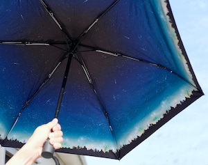 雨の中で差す星空 "夜空に降り注ぐ流星柄" 晴雨兼用 折りたたみ傘・日傘（内側プリント・外側ブラック）