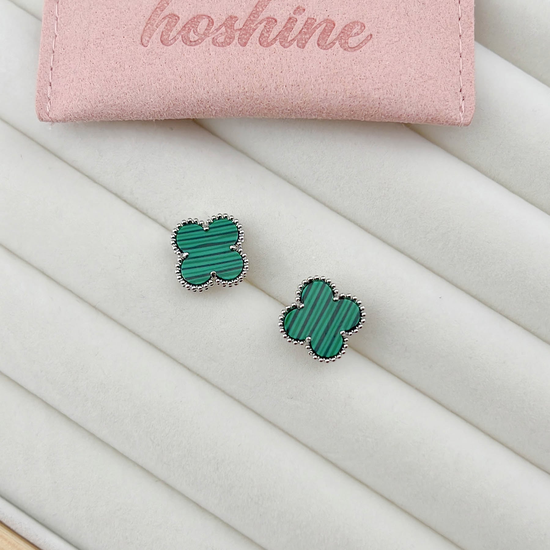 マラカイトと四つ葉のクローバーを組み合わせたジルコニアピアス