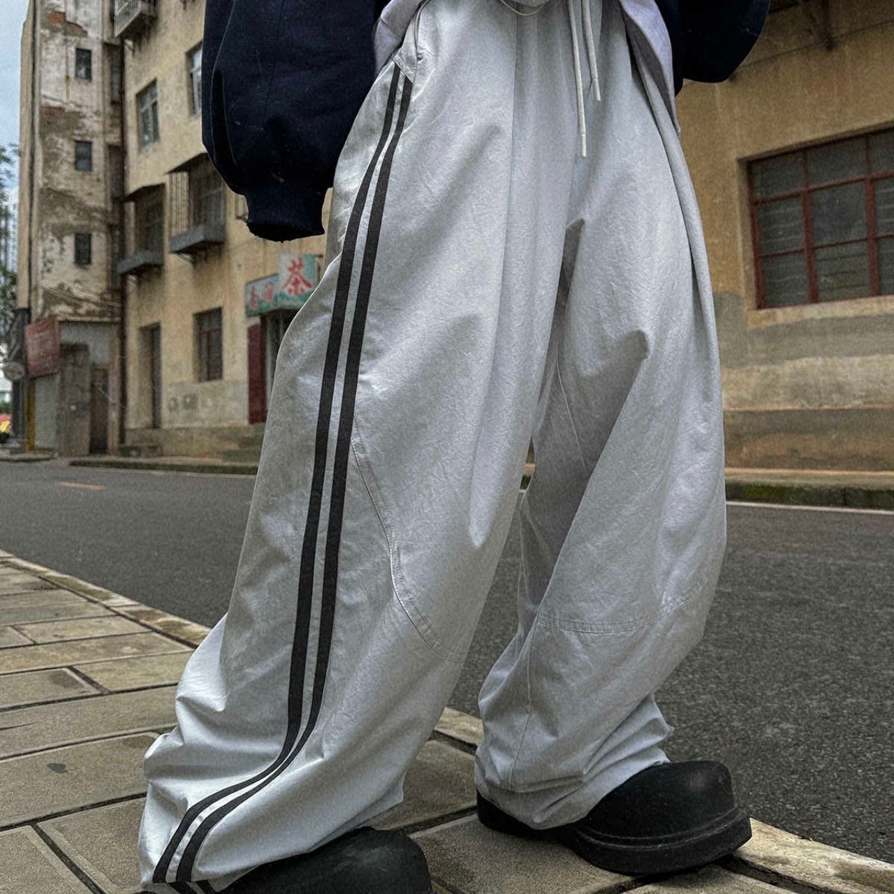 ホワイトグレーラインナイロンルーズパンツ　1101