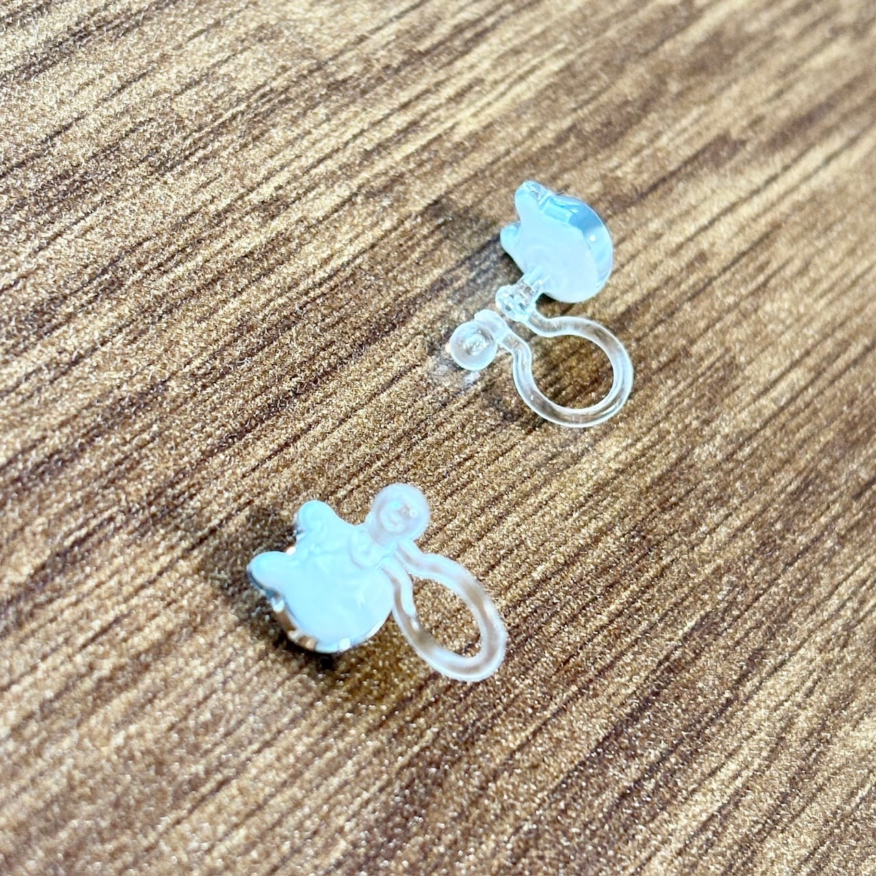 ちまっと♡ハチワレ猫風　しっぽゆらゆら♡ピアス/イヤリング✩*॰¨ ガラスのハチワレ猫 グレー×白 小粒 シンプルピアス／イヤリング | 猫