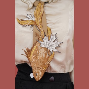 優雅に泳ぐゴールデンフィッシュ（金魚）の総刺繍ネクタイ　E00135