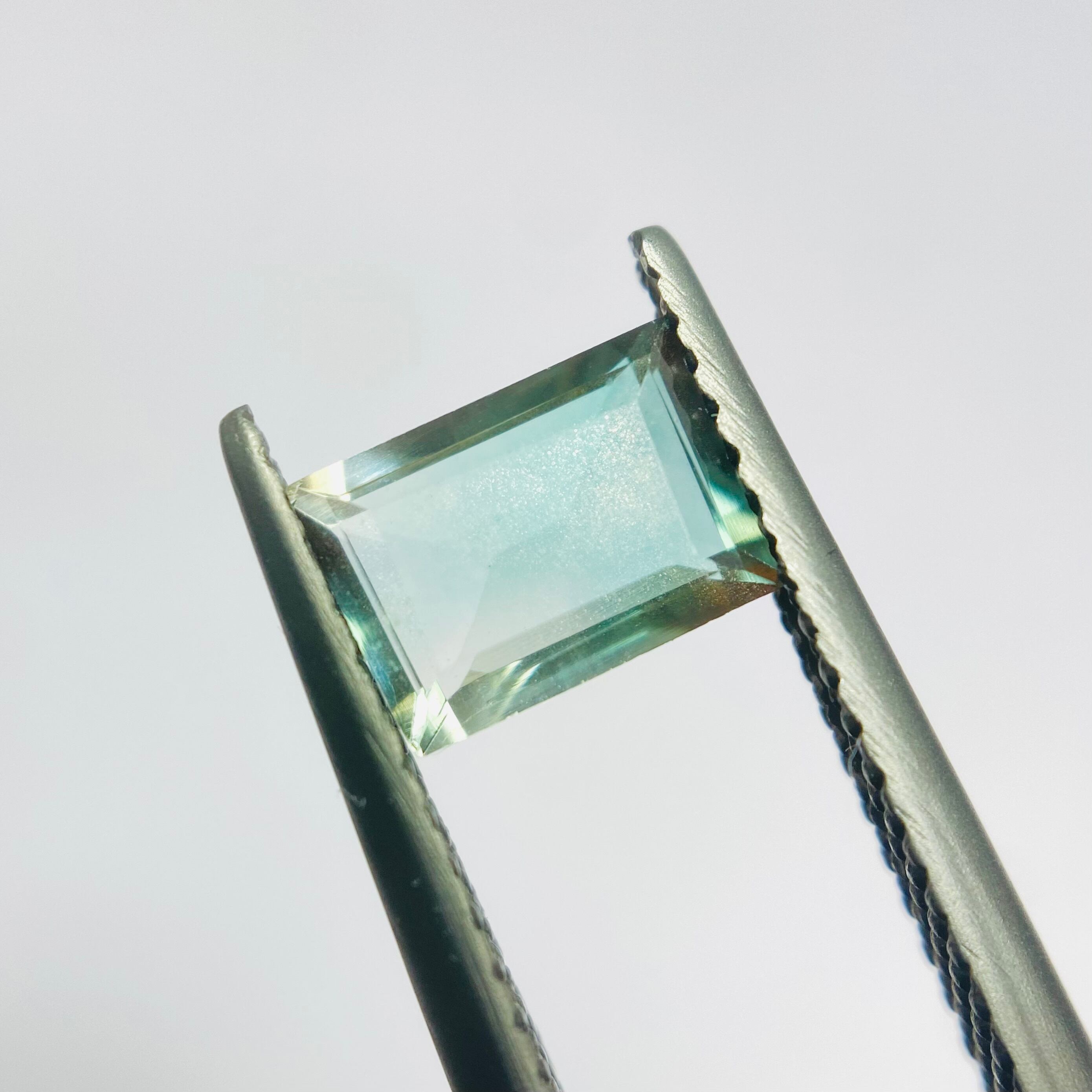 繊細なスパグル効果の見えるグリーンのオレゴンサンストーン