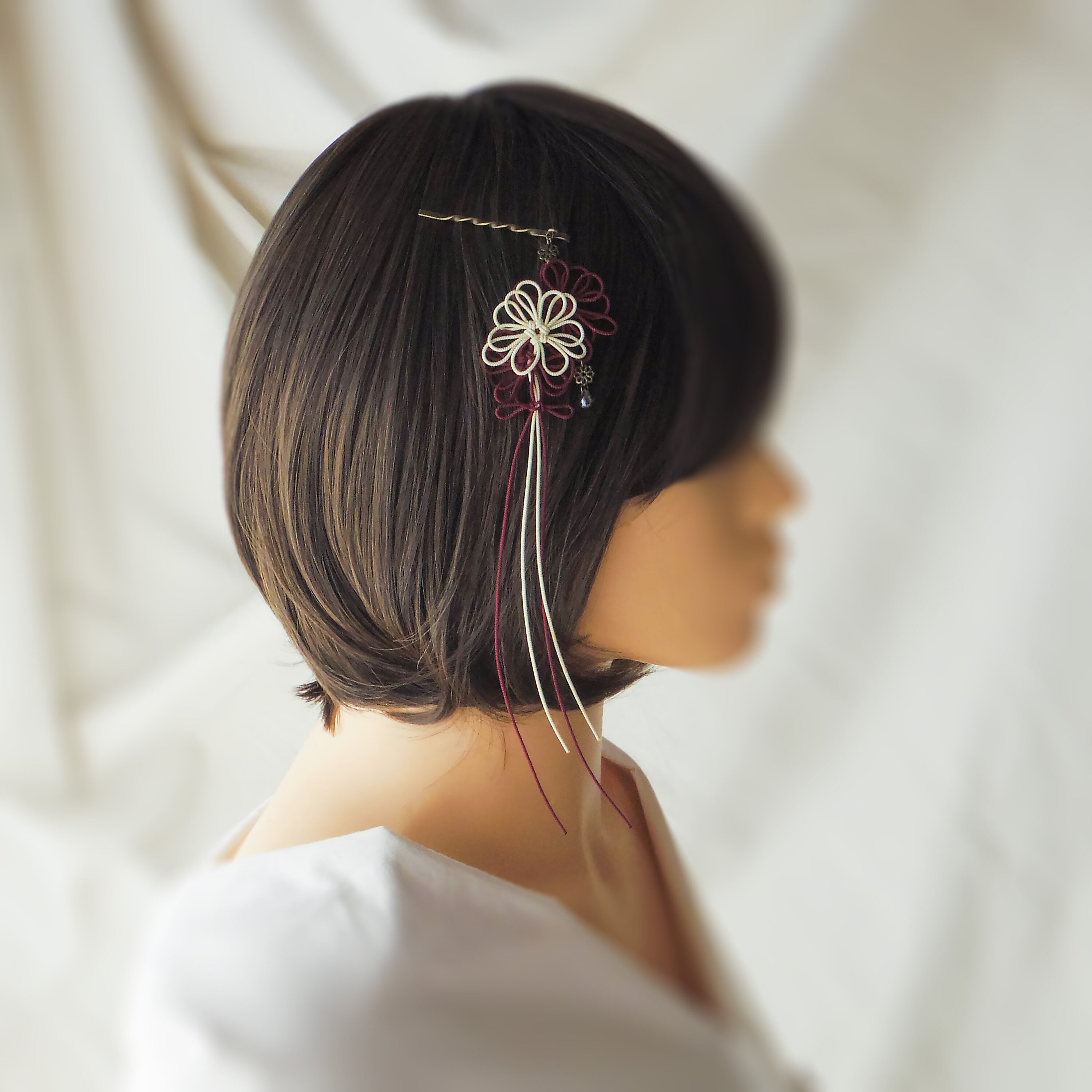 飾り結びヘアピン「声の音、如何に」(アイボリー×臙脂)【軽量快適】ショートヘアも簡単和風アレンジ。