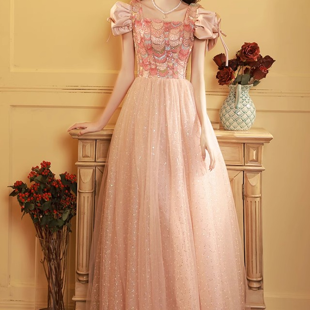 ドレス ウェディング パーティー 結婚式 二次会 披露宴 演奏会 発表会 ステージ 舞台 ダンス 衣装 演劇 ロング 半袖 パフスリーブ スクエアネック 襟なし プリンセスライン スリム 細身 Aライン レース リボン ハイウエスト 可愛い きれいめ シンプル 大人可愛い 上品 おしゃれ かっこいい レトロ キュート ガーリー モード エレガント モダン 主役級 存在感 抜け感 クラシック 清楚 ゴージャス エレガント セクシー 華やか クラシカル イベント 二の腕カバー 脚長 高見え 格上げ ピンク