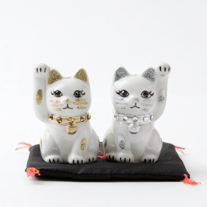 幸運招き猫 / ペア猫 / Sサイズ / 座布団付き / 白(WHITE)