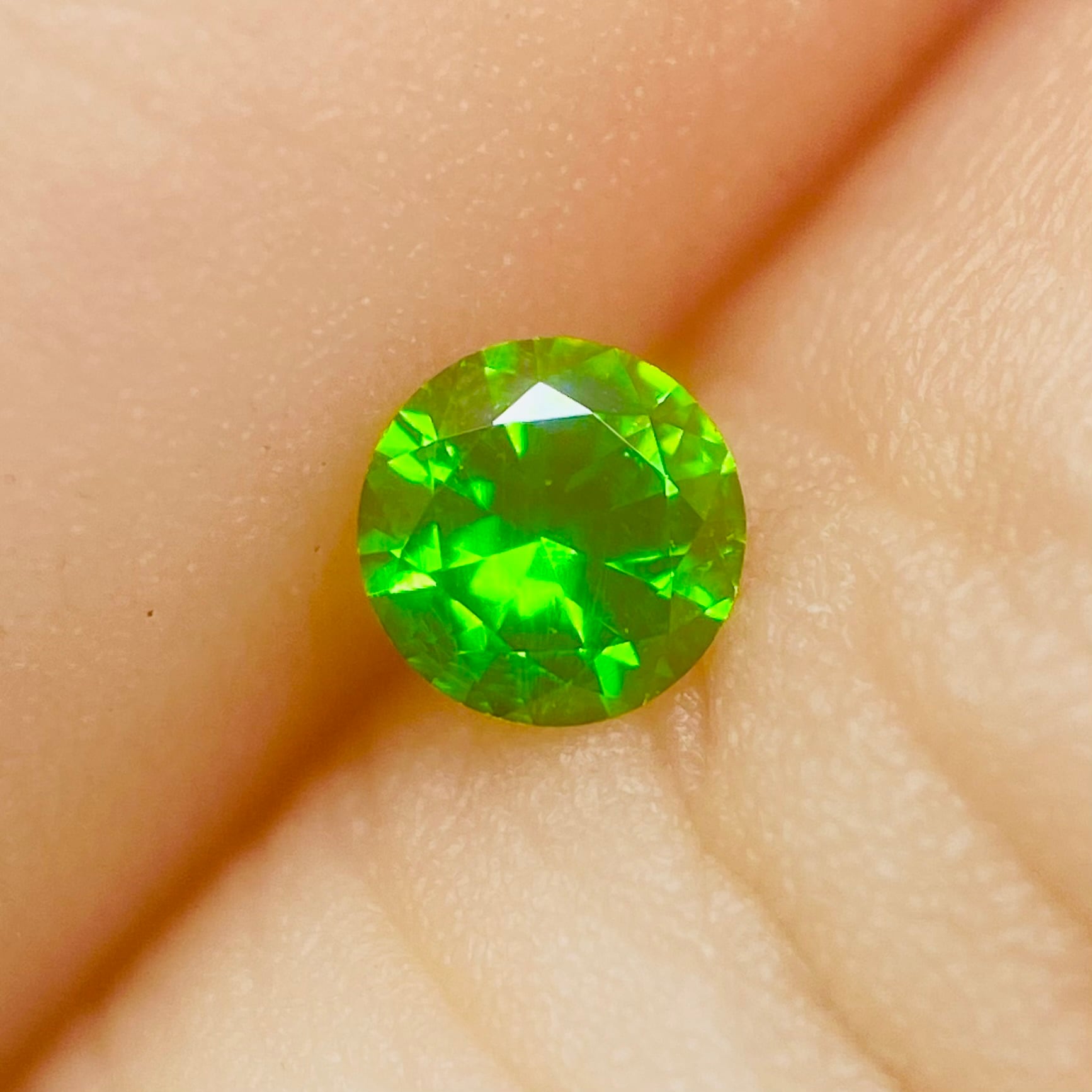 トップカラークオリティのロシア産デマントイドガーネット