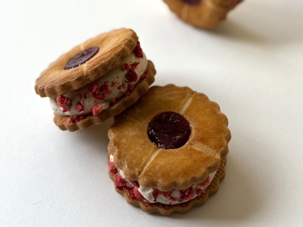 北海道浦幌町ハマナスのバラと苺のフロマージュサンド 画像5