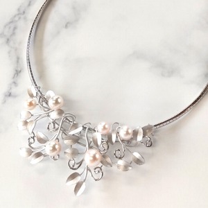 「繊細な美しさ」アコヤ真珠ネックレス（はずしてブローチとしても使用できます）