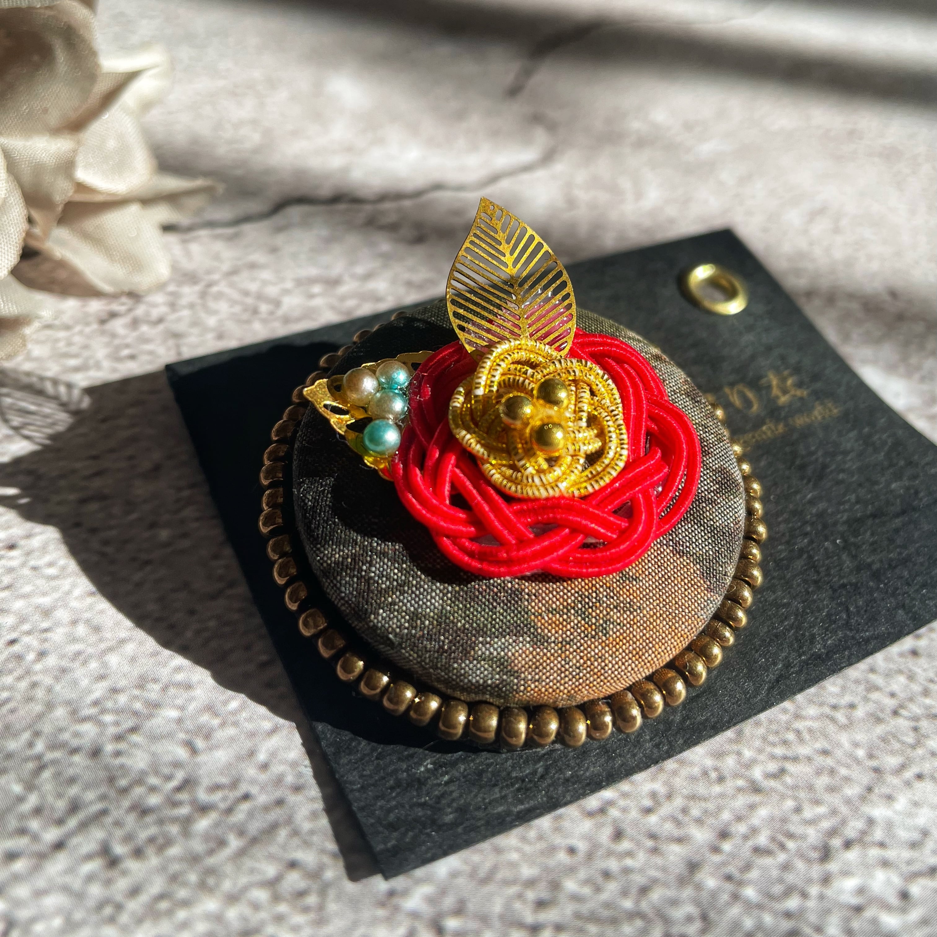 アンティーク着物地と水引で出来たブローチ⭐︎赤⭐︎帯留 | KIRIE