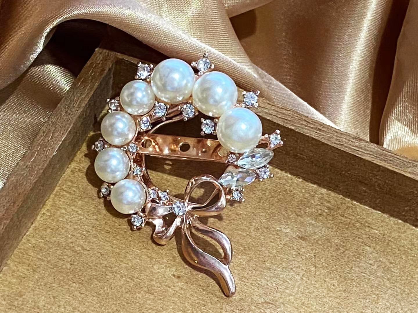 花のハート型イヤリング、リボンと花のブローチセット 花のハート型イヤリング、リボンと花のブローチセット