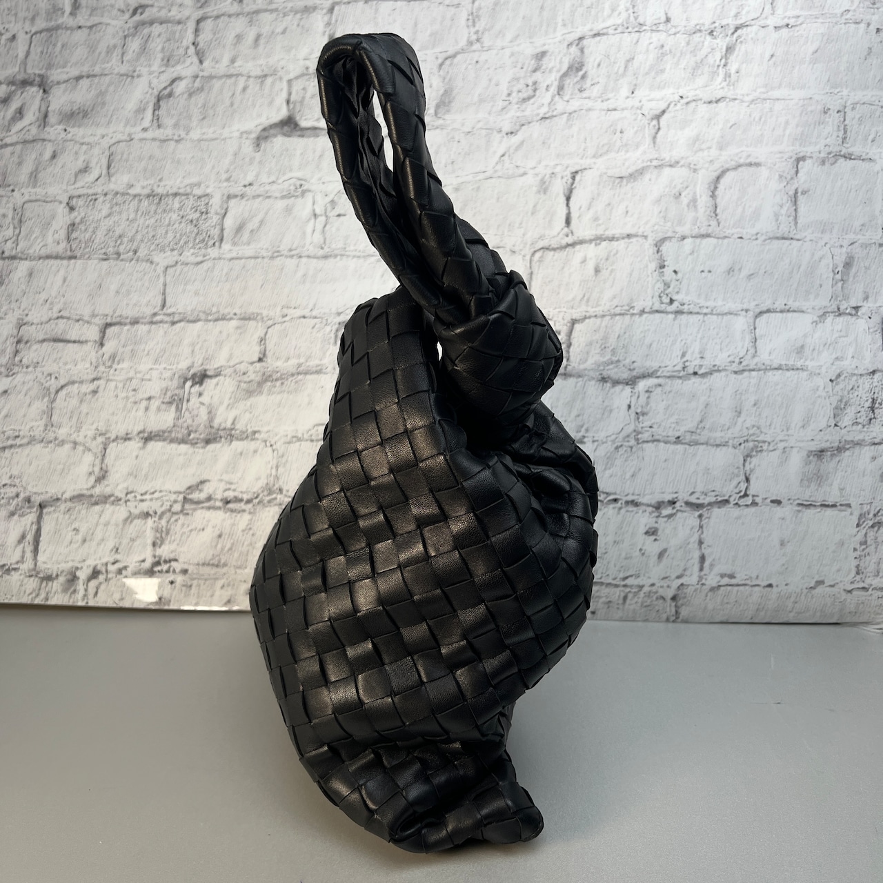 【最終処分SALE】 BOTTEGA VENETA イントレチャート レザー ハンドバッグ ブラック A-10542