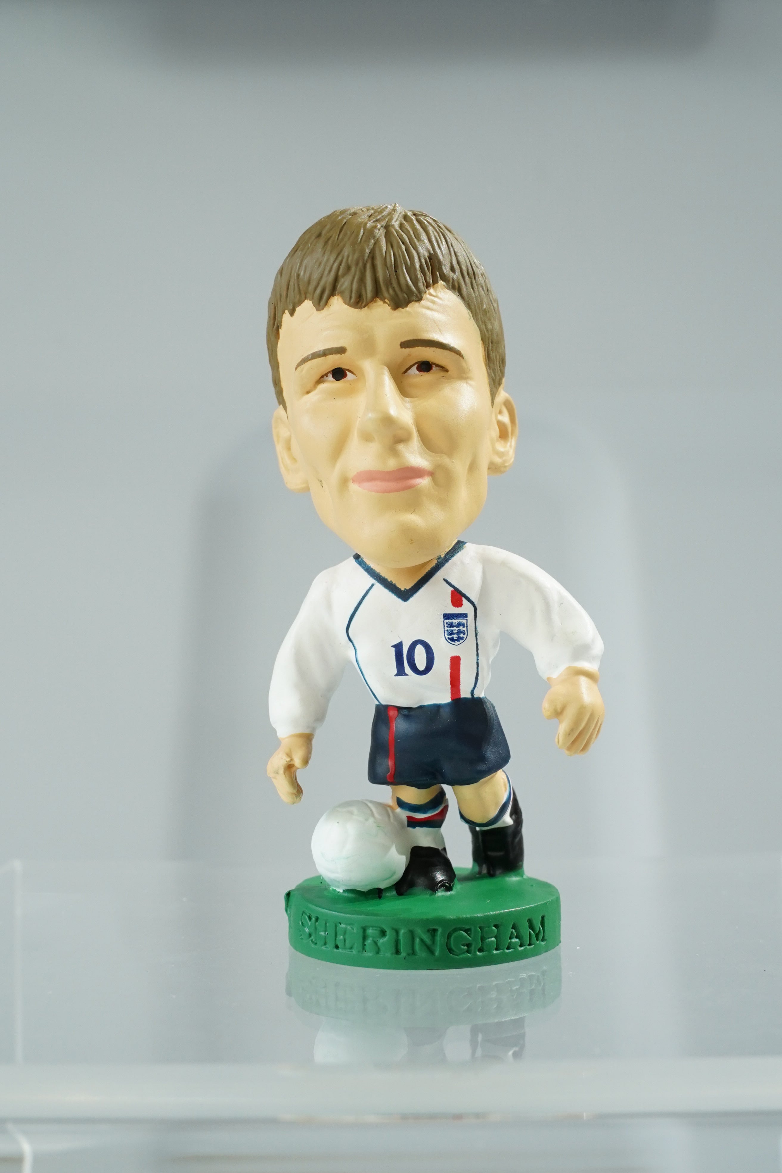テディ・シェリンガム (Teddy Sheringham) ⭐️⭐️⭐️⭐️☆ Corinthian ProStars “England national team” (コリンシアン プロスターズ イングランド代表) グリーン台座 サッカーフィギュア No.10 Green Base (2001年刻印/Collector No. PRO585) Limited Edition Soccer Figure 約7〜8cm