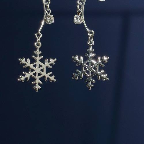 凛と輝く冬の結晶ピアス／イヤリング イヤーカフ　クリスマス