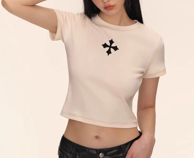 十字架 プリント ショート丈 半袖 Tシャツ レディース トップス カットソー プルオーバー インナー ショート 半袖 襟なし へそ出し バイカラー かわいい 大人可愛い シンプル カジュアル おしゃれ かっこいい こなれ感 個性的 クール 存在感 ゴシック ロリータ プリント 十字架 春 夏 秋 冬 ママ 通勤 学生 学校 通学 デート お出かけ 旅行 公園 女子会 休日 ショッピング カフェ モノトーン 重ね着 普段使い 着回し レイヤード S M L XL 白 ホワイト 黒 ブラック