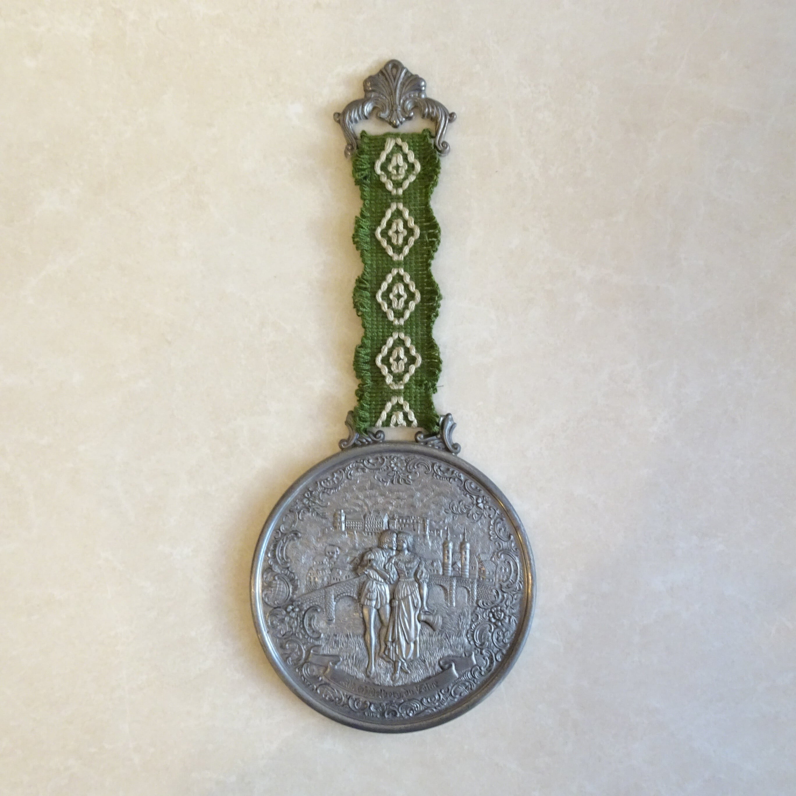 ドイツ・ピューターの編みひもの壁かけ