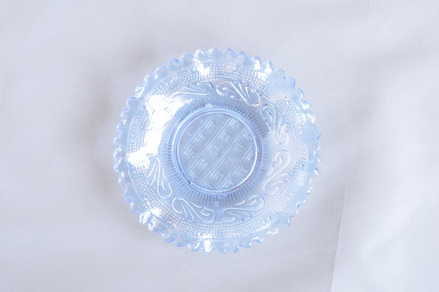 藍色のひらひらプレスガラス皿｜13cm