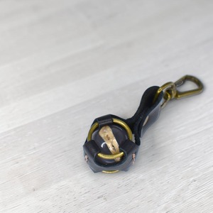 【天然のワイルド】グレーアゲート 丸玉レザーキーホルダー｜本革 天然の割れ目 一点物【送料無料】［P-207KH］