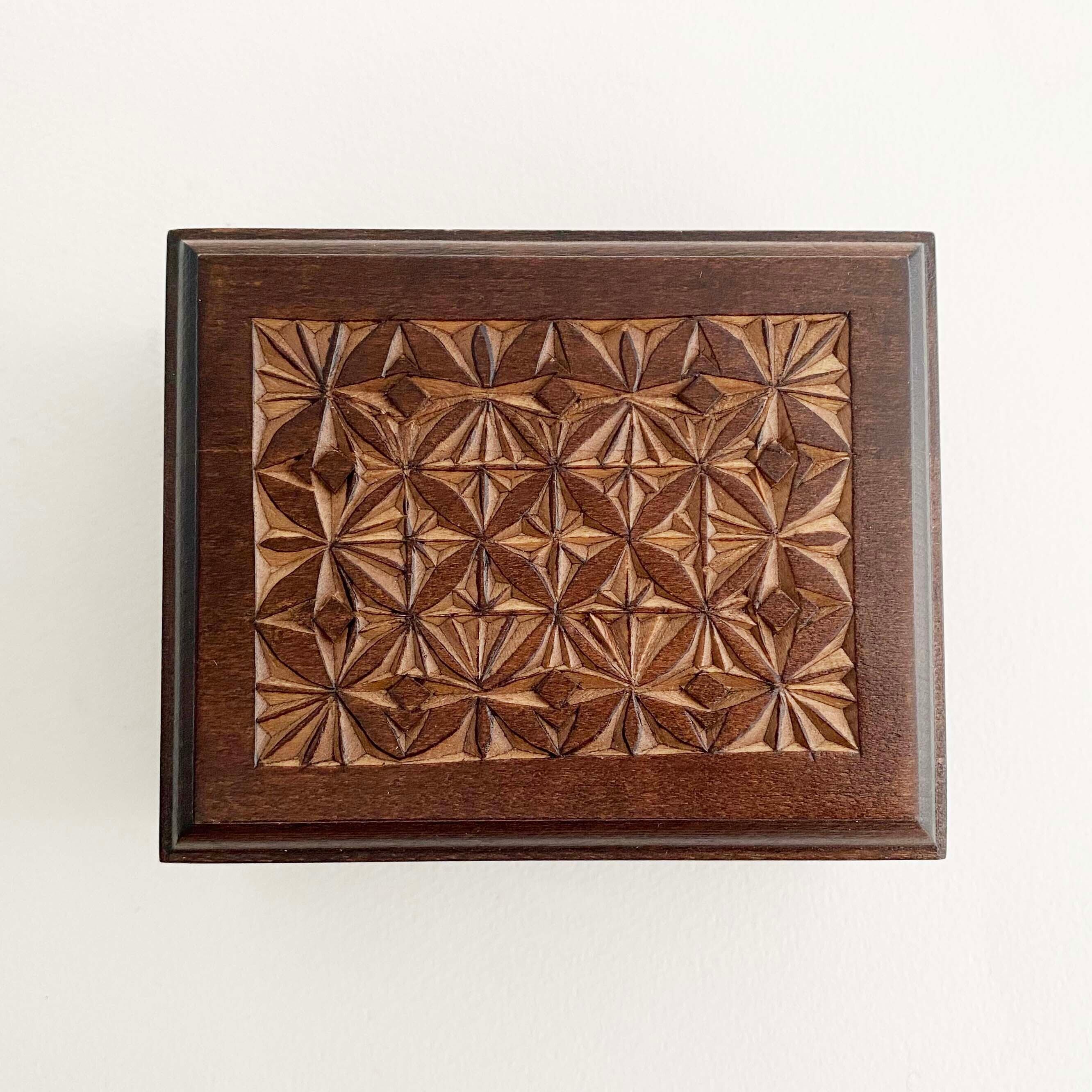 キーロフの木彫ひみつ箱(小)