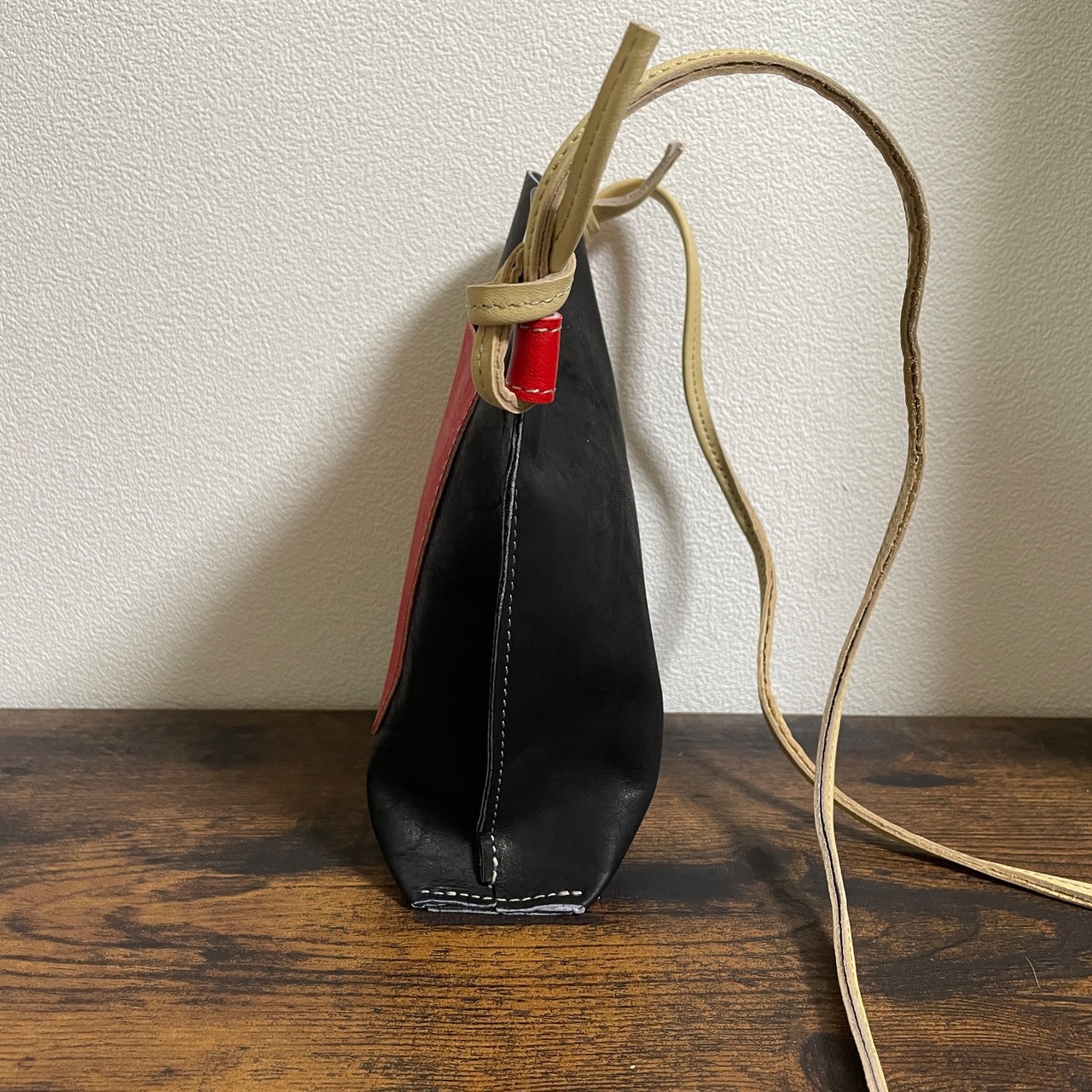 グローブレザー ポシェット 小物 ショルダー ブラック×レッド 【国産牛革】