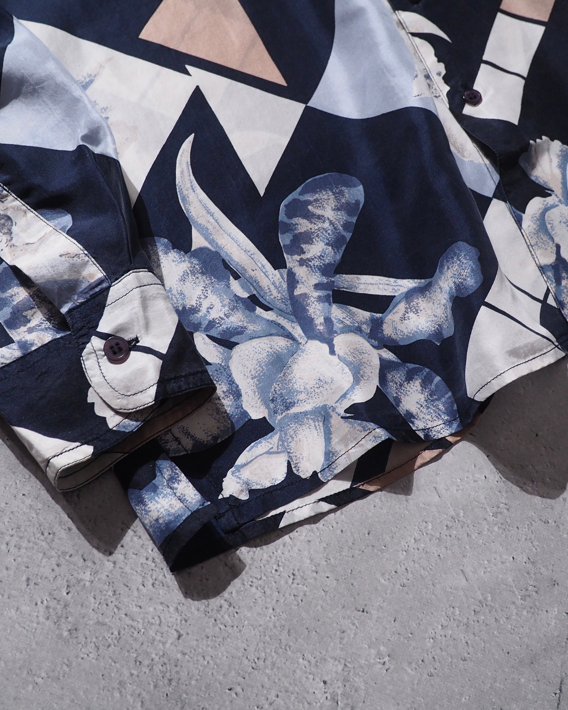 1990s ” 白華 ” Bautiful Flower Full pattern vintage Drape silk shirt