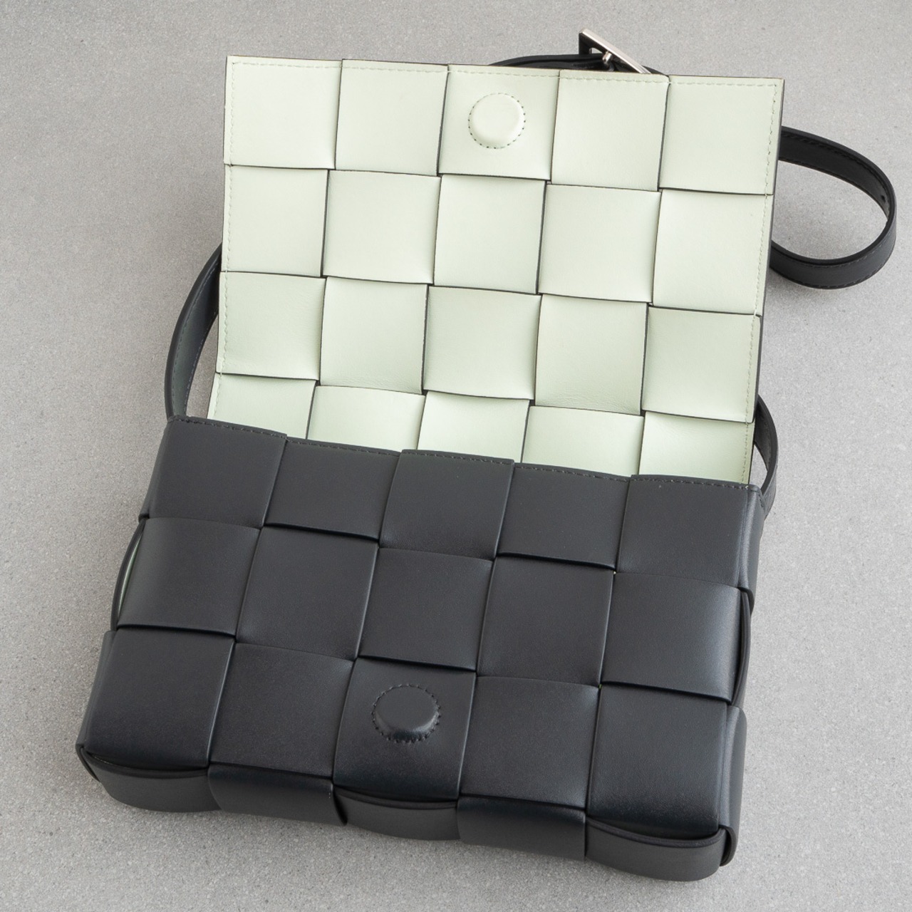 ボッテガヴェネタ カセット ショルダーバッグ アルドアーズ グレー レザー AW23