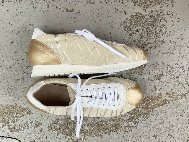 シャンパンゴールドが上品に輝くレザースニーカー｜大人カジュアルに◎軽い歩きやすい靴