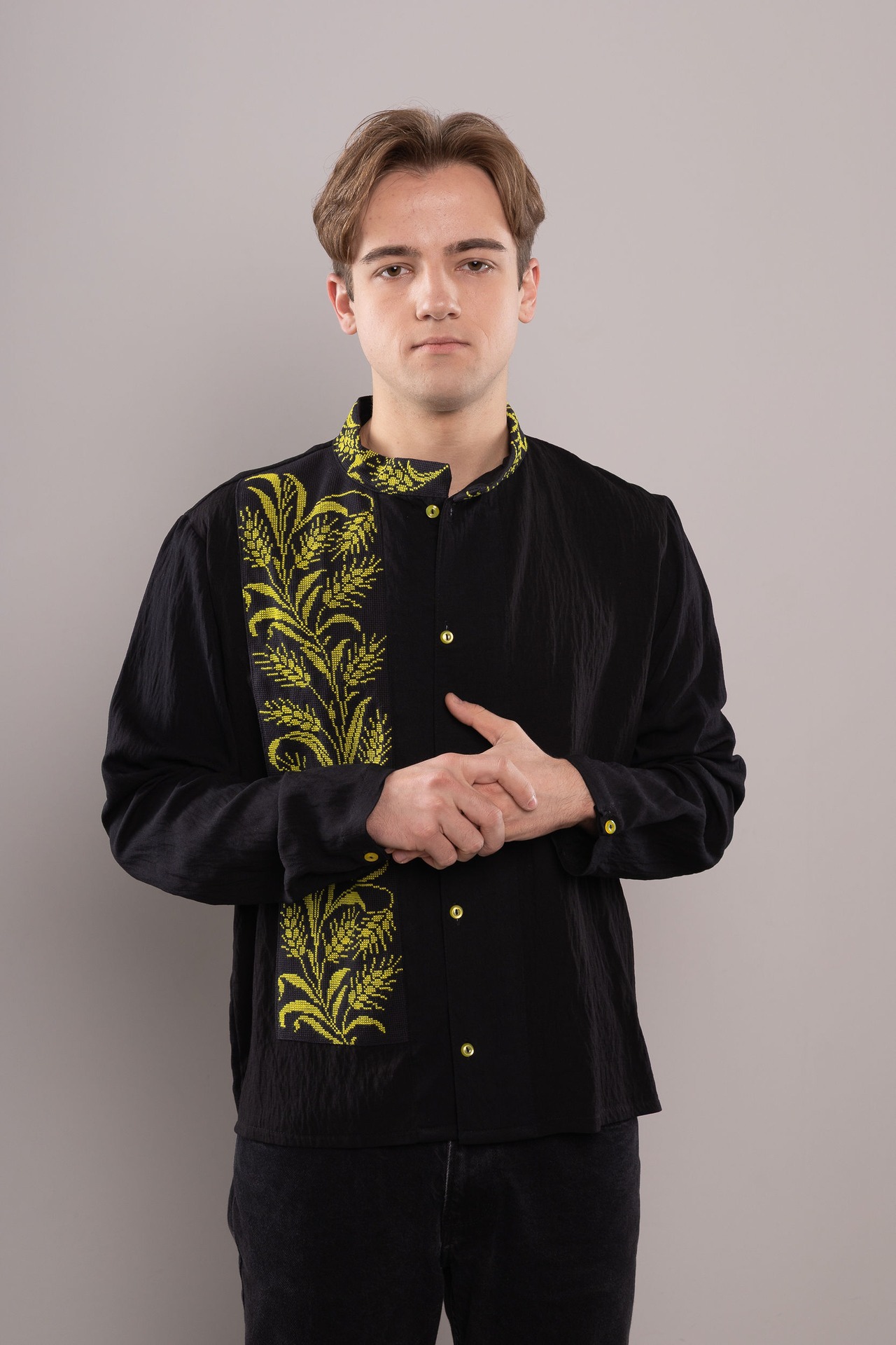 ウクライナ刺繍ヴィシヴァンカ（黒）クロスステッチ手刺繍　Lサイズ　メンズ - 1