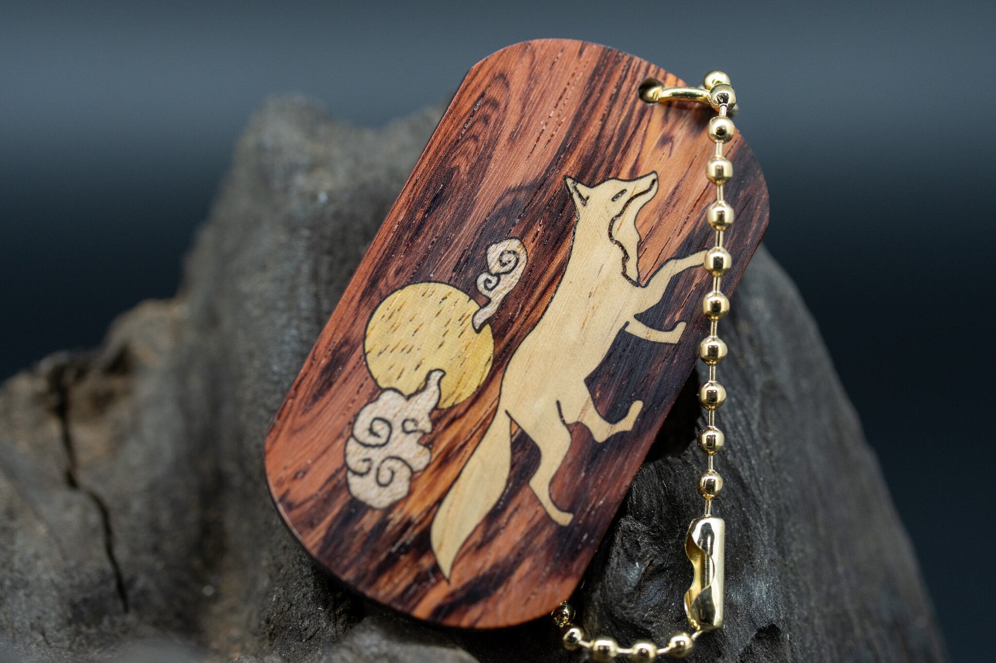 【東洋のローズウッド】 縞紫檀 変わり杢 ドッグタグ 象嵌 十五夜きつね
