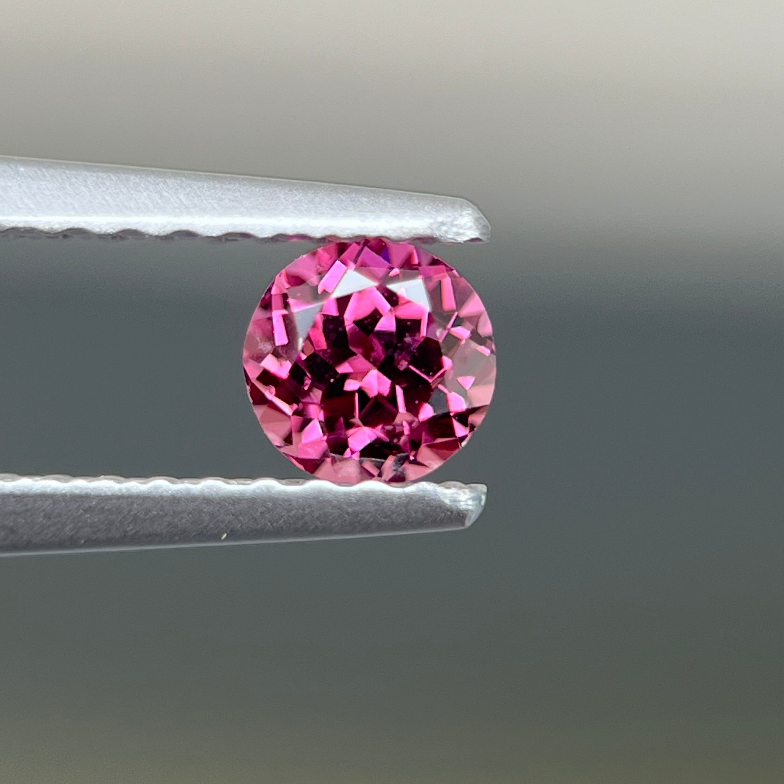 クロムカラートルマリン 5.9x5.8mm, 0.86ct, タンザニア産 | PAY ID
