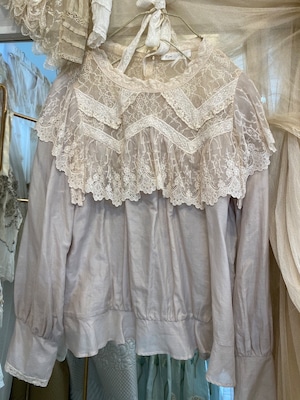 Frilled yoke lace blouse ：Beige