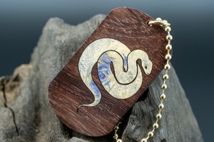 【唐木三大銘木】 紫檀 (ソノケリン) ドッグタグ 象嵌 干支タグ 乙巳