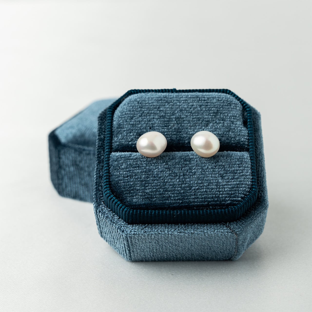 Baroque pearl pierce