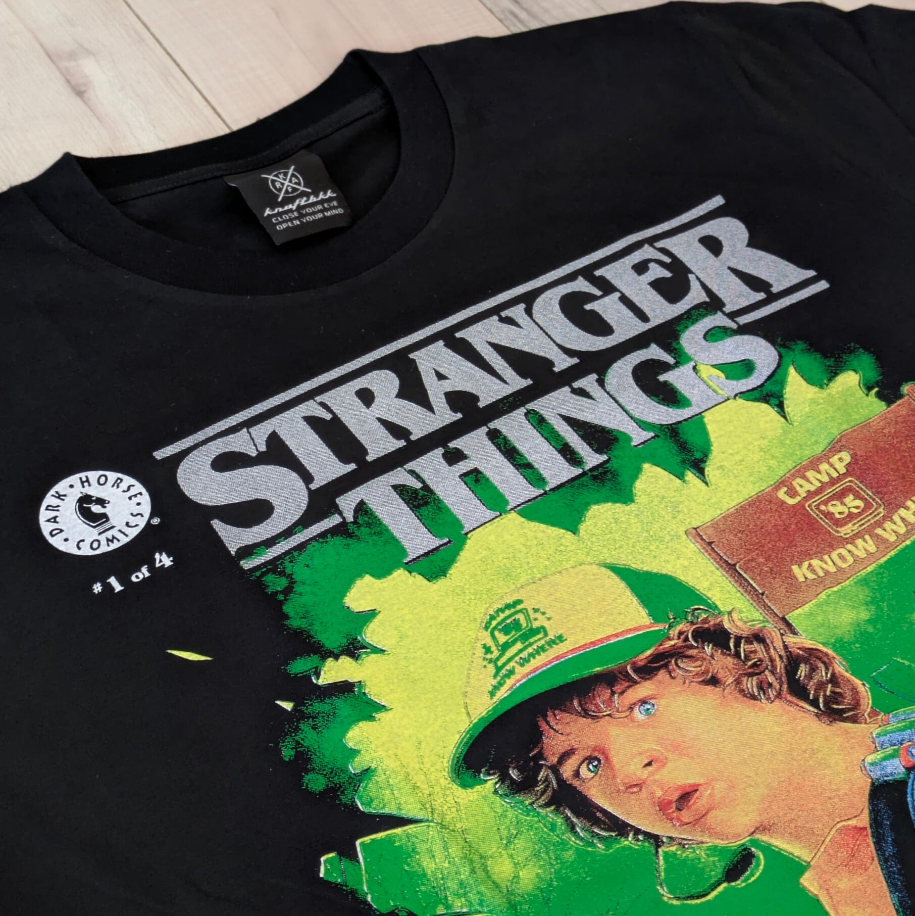 【 Stranger Things / ストレンジャーシングス  】ダスティン&スージー Camp Know Where / Tシャツ〚アメリカン雑貨 アメトイ〛