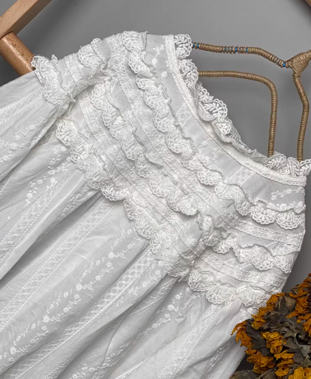 刺繍バックボタン付きドール風ブラウス