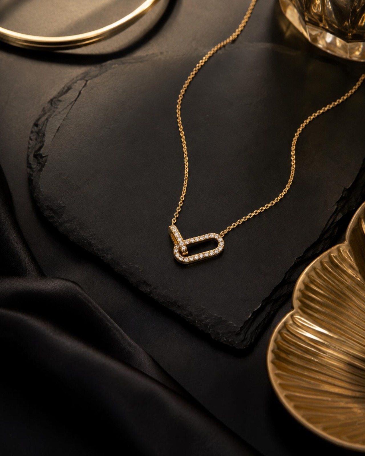 GEOMETRIC LOOP NECKLACE / GOLD
