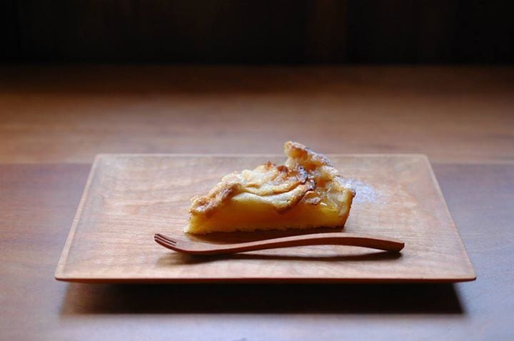 タルト・ポンム ~青森県産無農薬フジりんご~ 18㎝〇の1/2【クール冷蔵便配送商品】