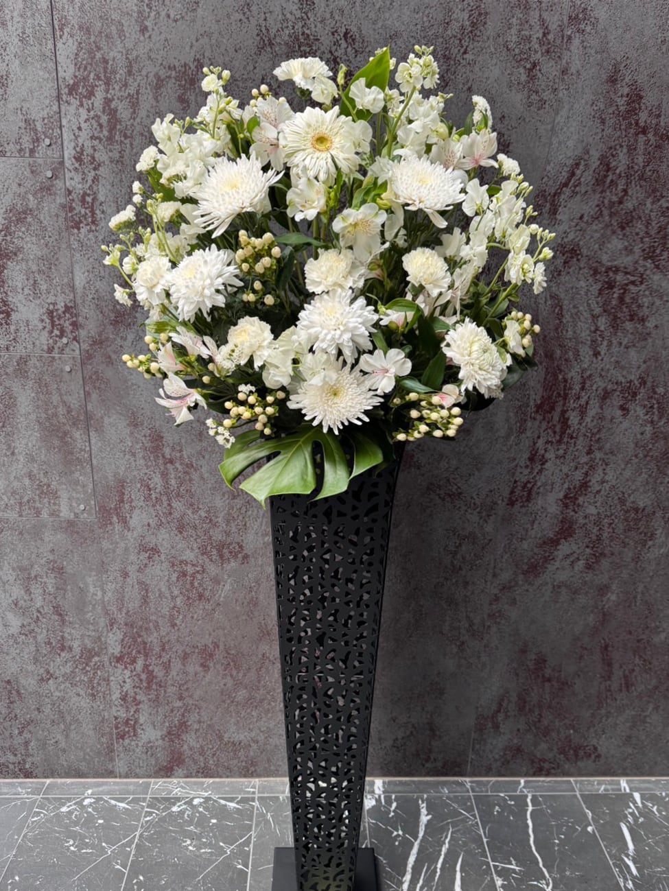 アイアンと陶器のフラワースタンド 薔薇 P．16 アイアンスタンド | 株式会社SOW