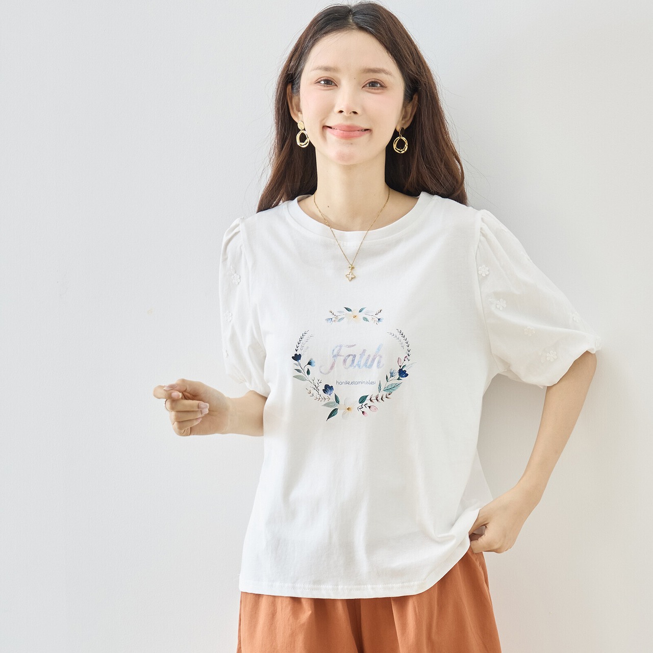 reve bleuフラワーリースホログラフィックロゴパフスリーブTシャツ【M~L】ホワイト