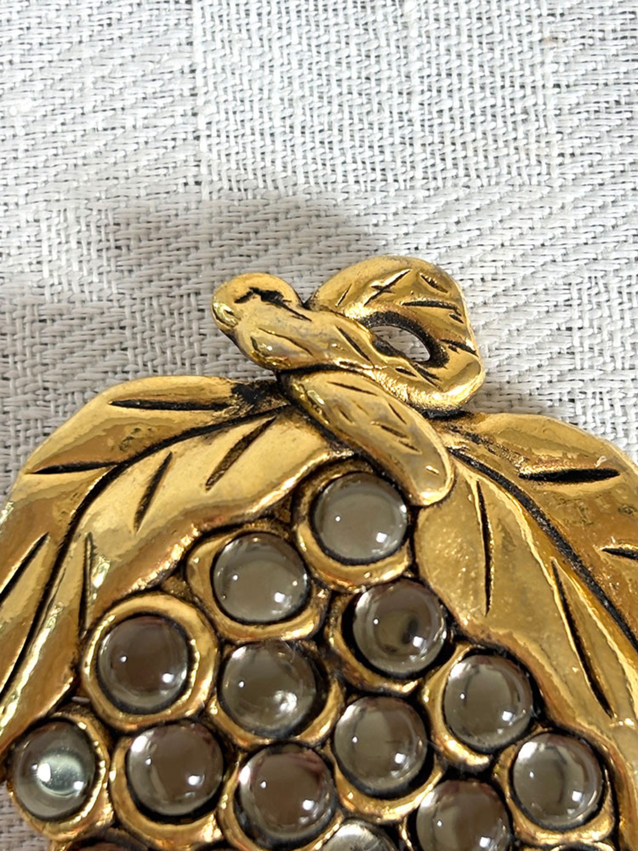ブローチ　ぶどう　ゴールドの葉っぱ　ガラスの果実　12aceｍ2
