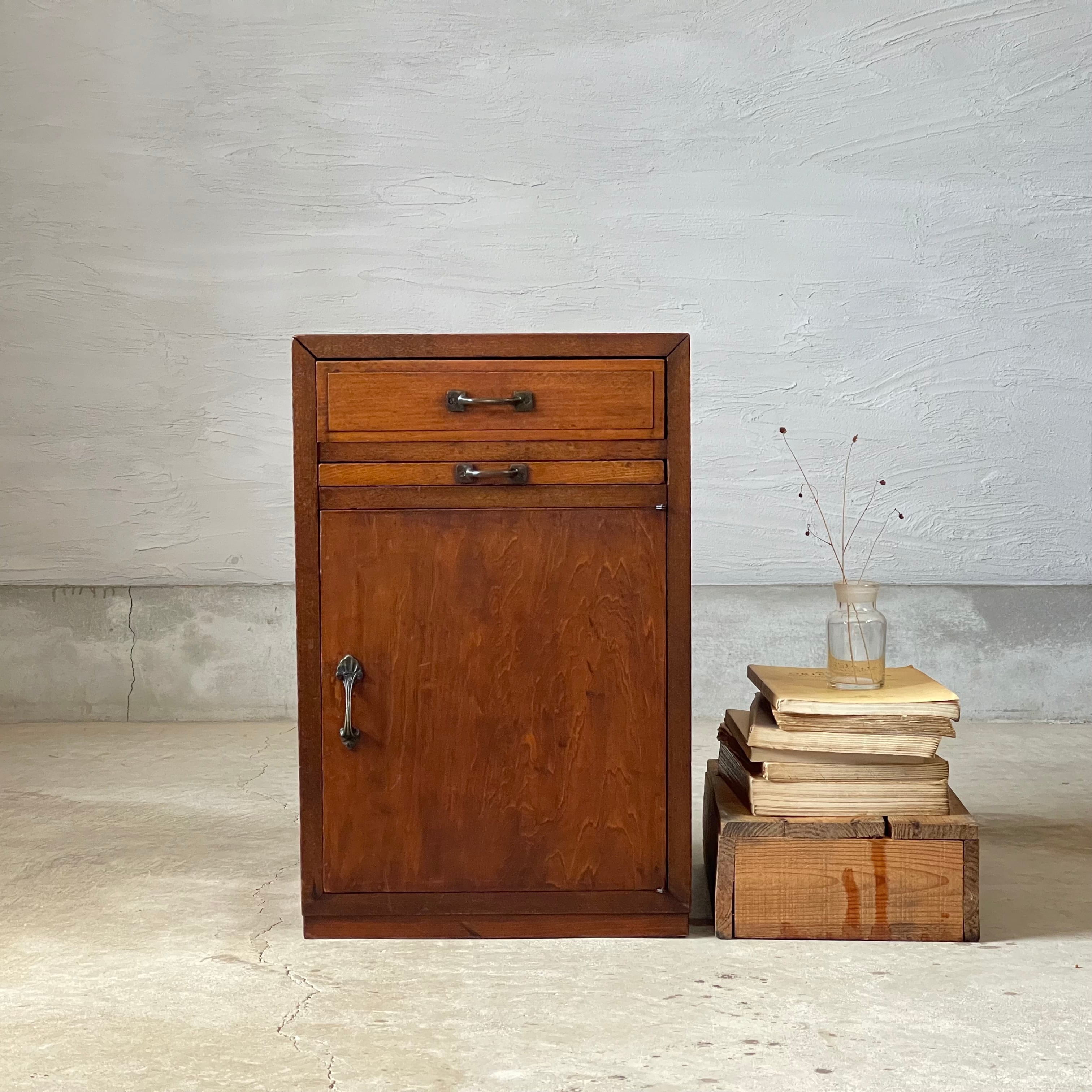 落ち着いた雰囲気のサイドテーブル