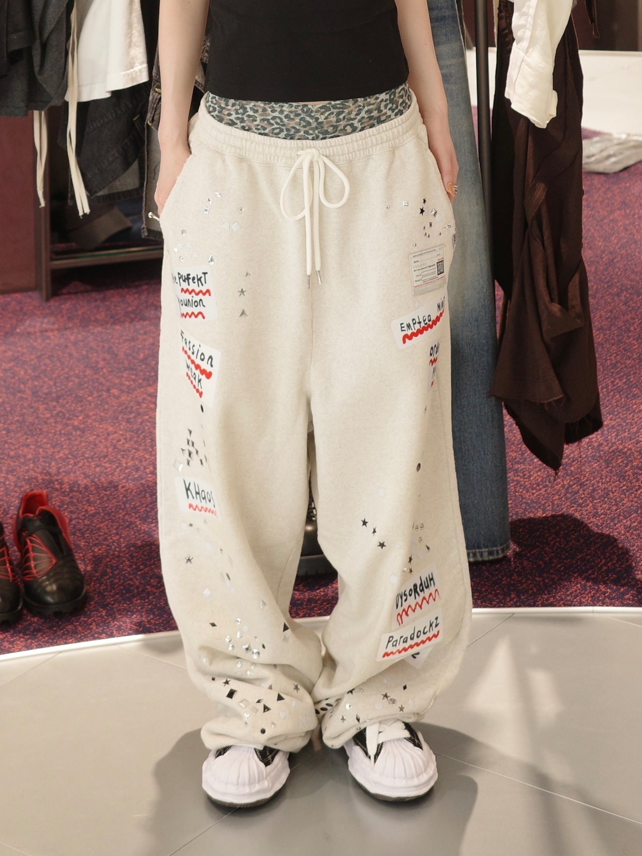 【26SS】Maison MIHARA YASUHIRO ミハラヤスヒロ / スウェットパンツ ステッカーデザイン / Embellished Sticker Sweat Pants - 2