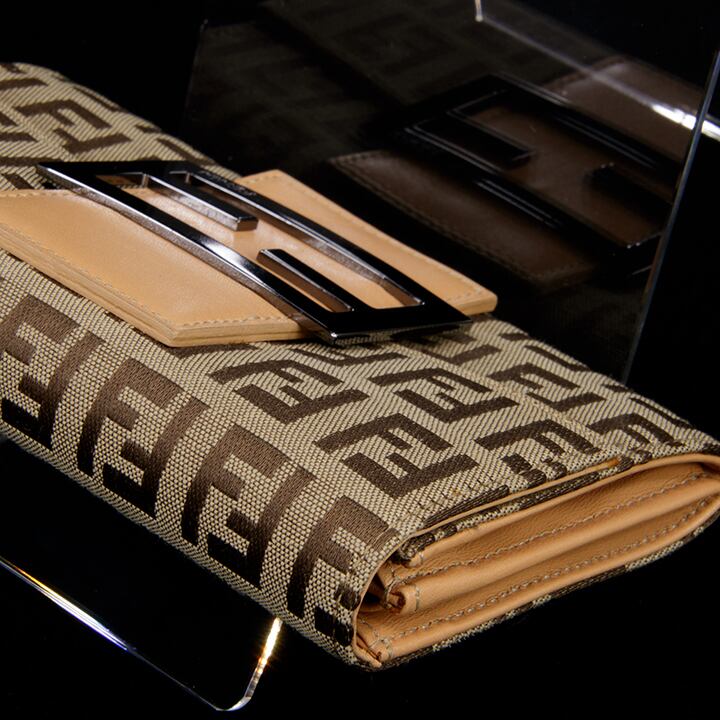 本物・送料無料・美品】FENDI・フェンディ・短財布・二つ折り財布