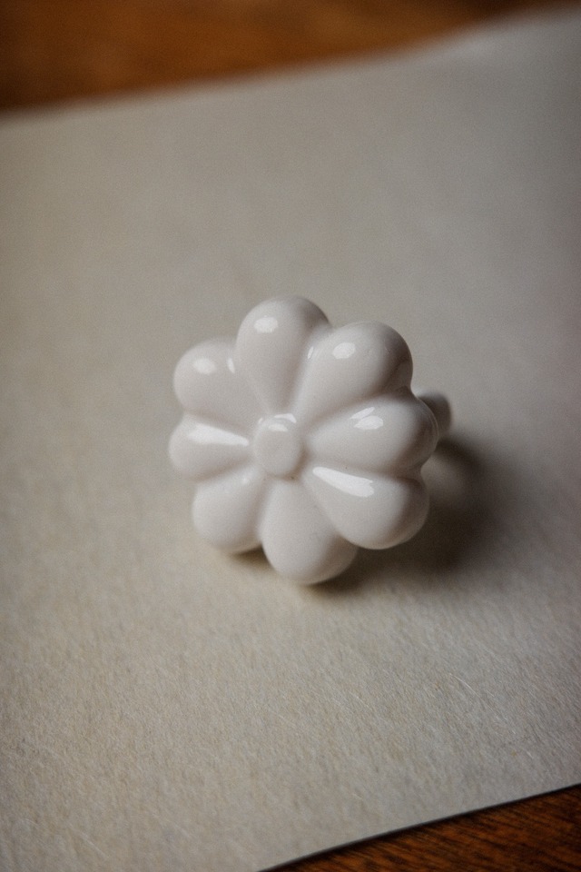 白いやさしいお花の指輪
