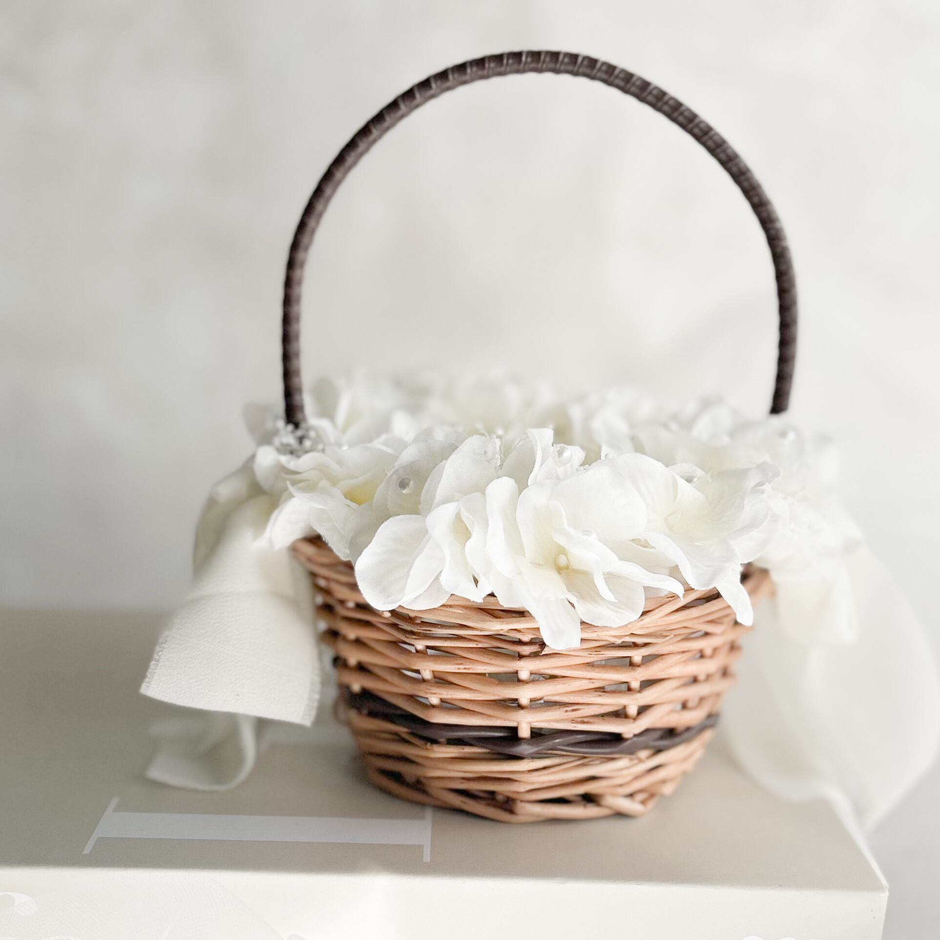 Circle white ring pillow (造花/brown）