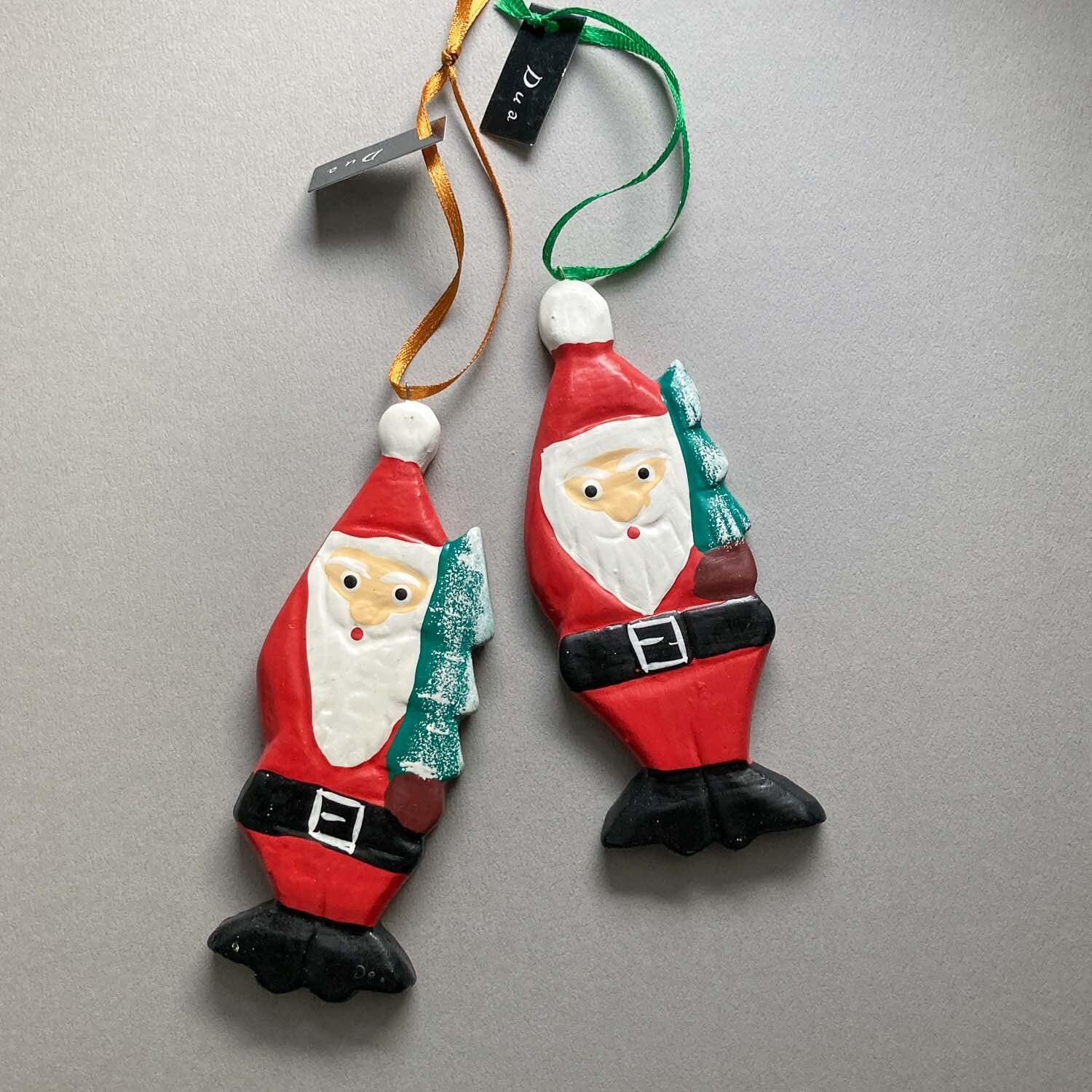 〈再入荷〉ツリーを持ったサンタのフラットなオーナメント