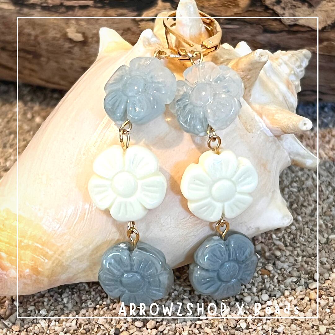N.127 春♡ ドライフラワー くすみブルー チェコ アシメ イヤリング N.127 春 ドライフラワー くすみブルー チェコ アシメ イヤリング N.127