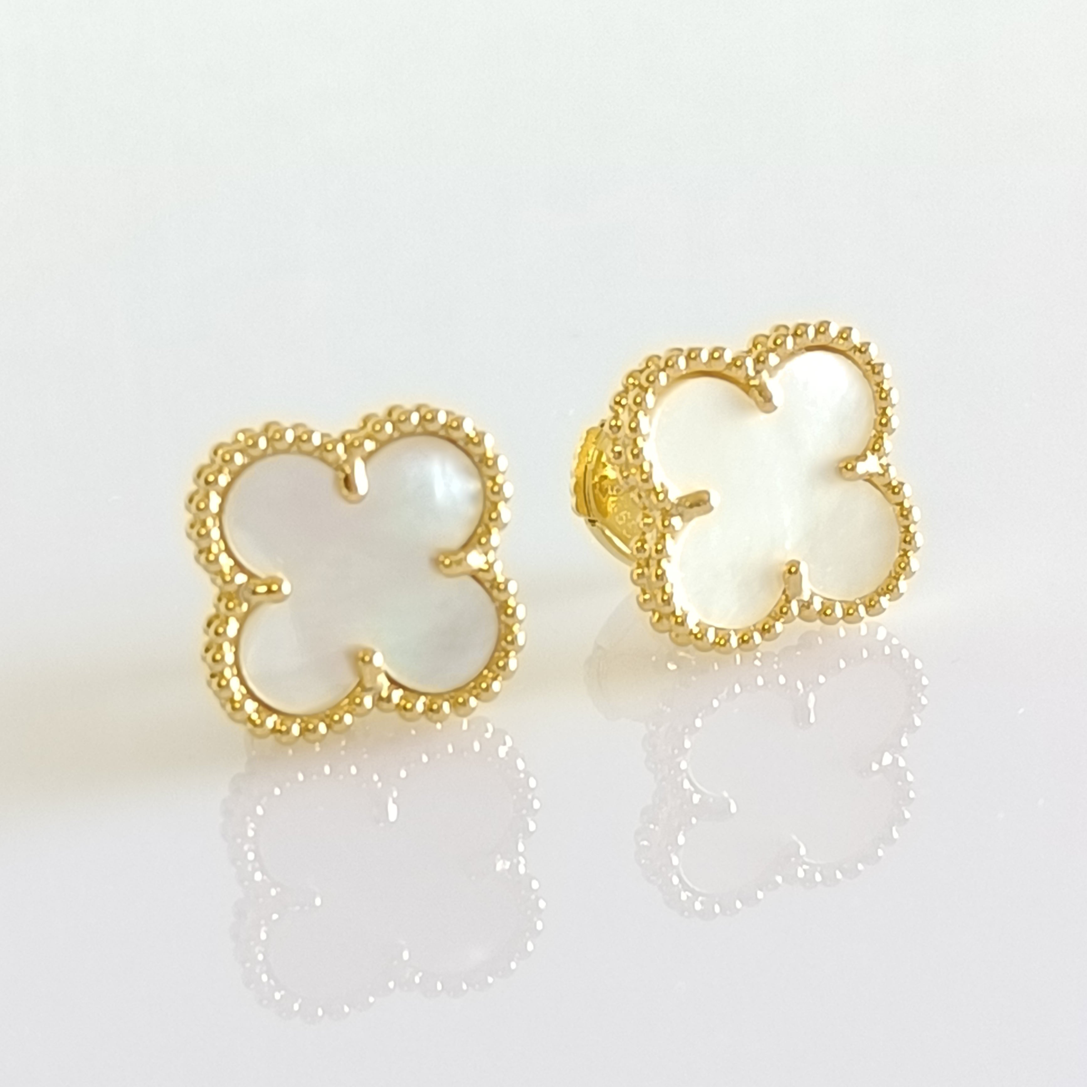 クローバー　白蝶貝　ピアス　vancleef &arpels 白蝶貝 イエローゴールド クローバースタッドピアス 15mm | olive&caty