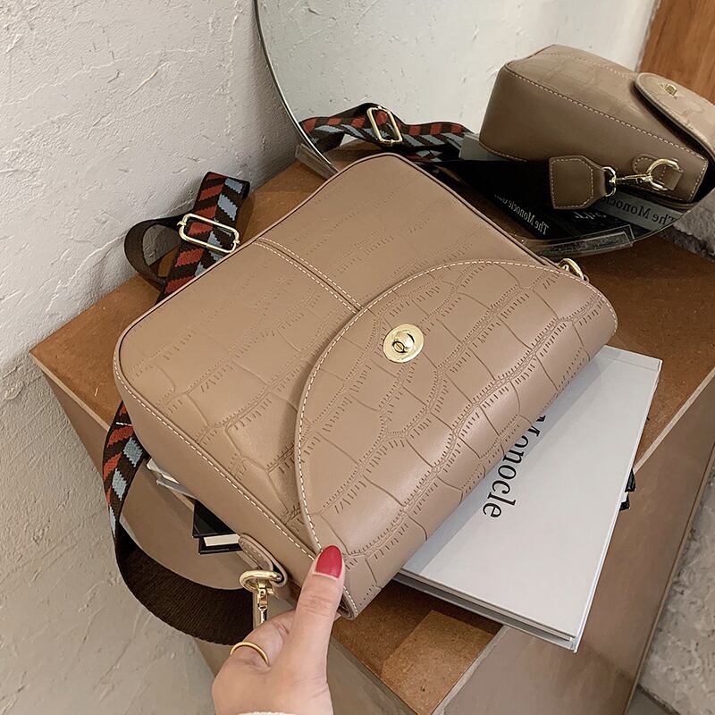 高級感レディーススモールバッグ女性バッグ2020新しい流行のファッションワイルドワイドショルダーストラップメッセンジャーバッグネットレッドスモールスクエアバッグ Tiancai_Wing_Bag97235900059