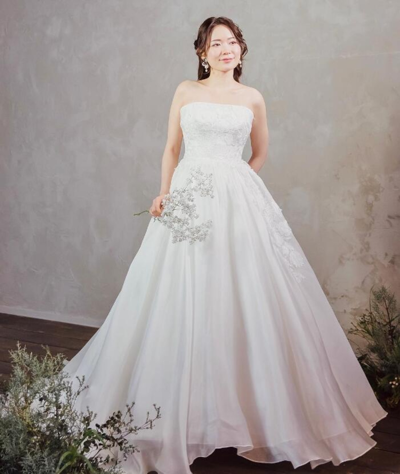 ウエディングドレス ベアトップ シアーな美しさ 美しい花レース 高級  